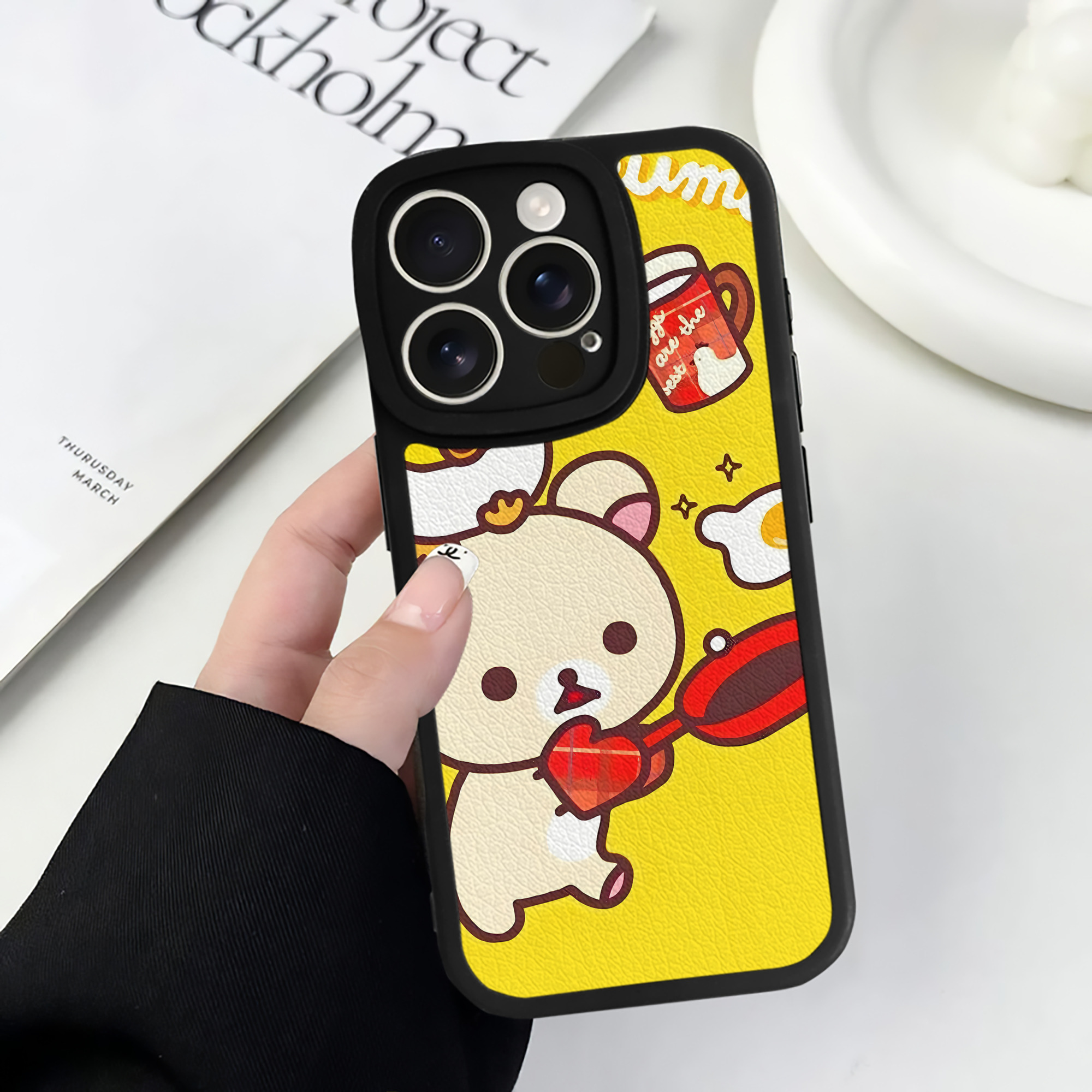 （画像用） リラックマ リラックマ キイロイトリ Rilakkuma Korilakkuma Kiiroitori 【iPhone 16シリーズ対応】シリコンスマホケース（レザー調） 材質：シリコン